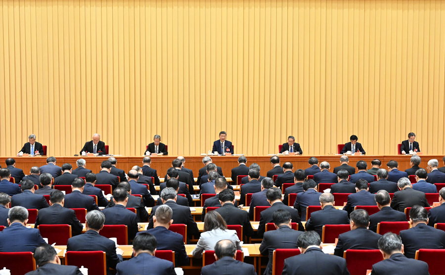 　　12月10日至11日，中央經(jīng)濟(jì)工作會議在北京舉行。中共中央總書記、國家主席、中央軍委主席習(xí)近平出席會議并發(fā)表重要講話。李強(qiáng)、趙樂際、王滬寧、蔡奇、丁薛祥、李希出席會議。